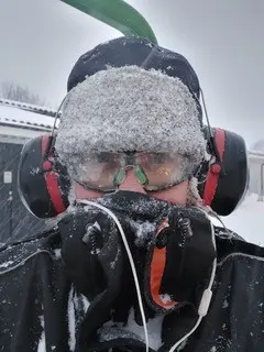 Man i snöoväder